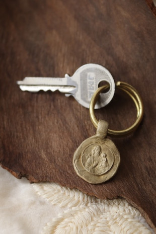 Llavero rústico de San José en latón. Hecho artesanalmente en España por Sandra Bellew.