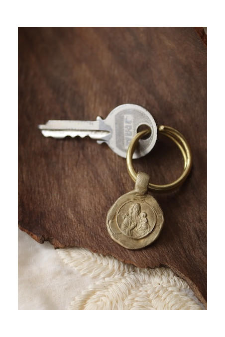 Llavero rústico de San José en latón. Hecho artesanalmente en España por Sandra Bellew.
