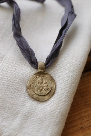 Medalla rústica de San José en latón. Hecha artesanalmente en España por Sandra Bellew.