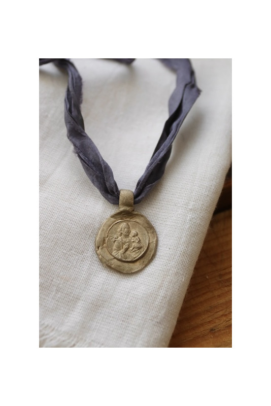 Medalla rústica de San José en latón. Hecha artesanalmente en España por Sandra Bellew.