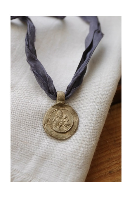 Medalla rústica de San José en latón. Hecha artesanalmente en España por Sandra Bellew.