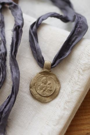 Medalla rústica de San José en latón. Hecha artesanalmente en España por Sandra Bellew.