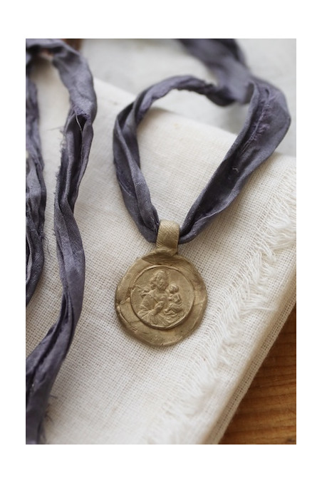 Medalla rústica de San José en latón. Hecha artesanalmente en España por Sandra Bellew.