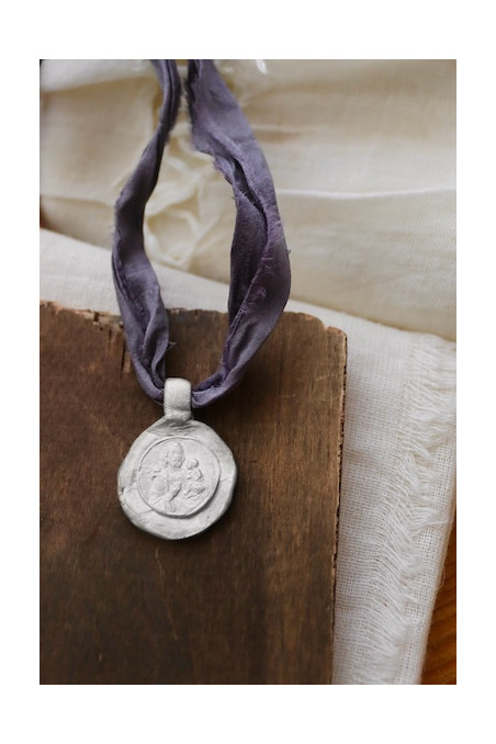 Medalla rústica de San José en plata. Hecha artesanalmente en España por Sandra Bellew.