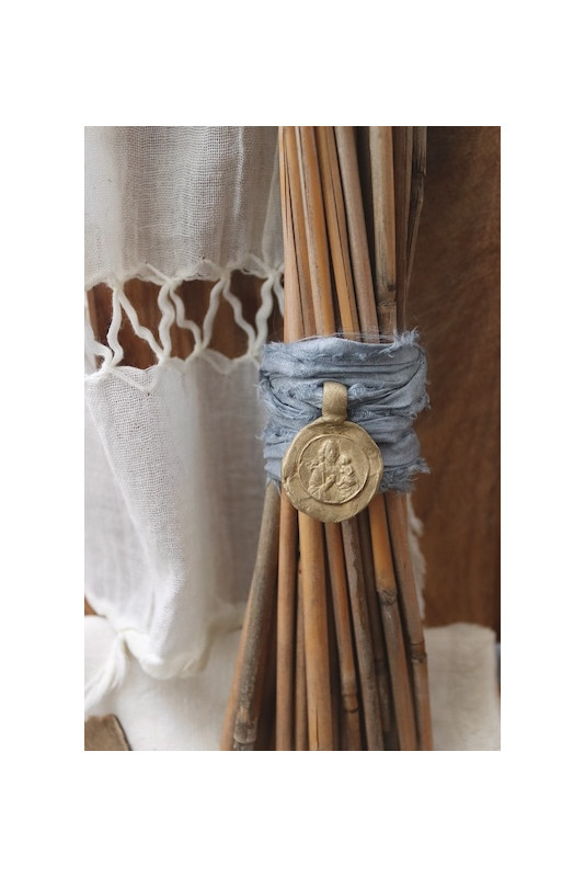 Medalla rústica de San José para ramo de novia en latón. Hecho artesanalmente en España por Sandra Bellew.