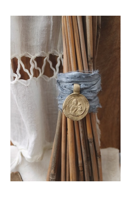 Medalla rústica de San José para ramo de novia en latón. Hecho artesanalmente en España por Sandra Bellew.