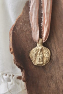 Medalla rústica de la Virgen de Nuria en latón. Hecha artesanalmente en España por Sandra Bellew.