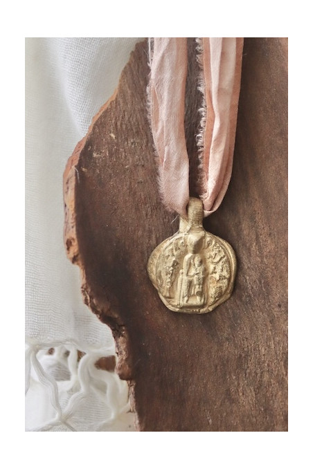 Medalla rústica de la Virgen de Nuria en latón. Hecha artesanalmente en España por Sandra Bellew.