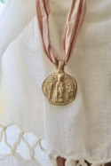 Medalla rústica de la Virgen de Nuria en latón. Hecha artesanalmente en España por Sandra Bellew.