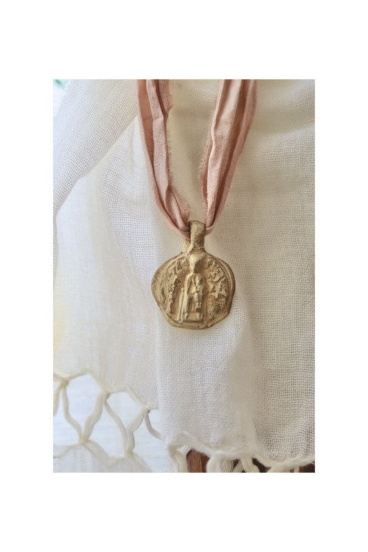 Medalla rústica de la Virgen de Nuria en latón. Hecha artesanalmente en España por Sandra Bellew.