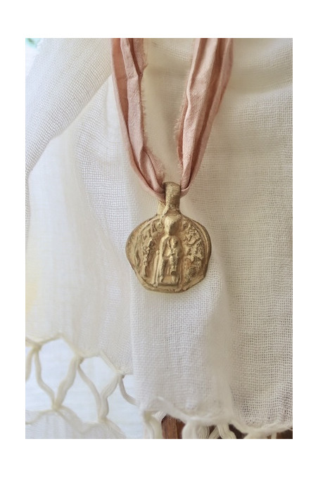 Medalla rústica de la Virgen de Nuria en latón. Hecha artesanalmente en España por Sandra Bellew.