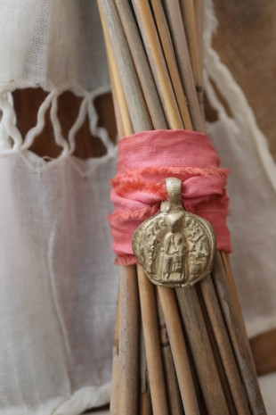 Medalla rústica de la Virgen de Nuria para ramo de novia en latón. Hecha artesanalmente en España por Sandra Bellew.