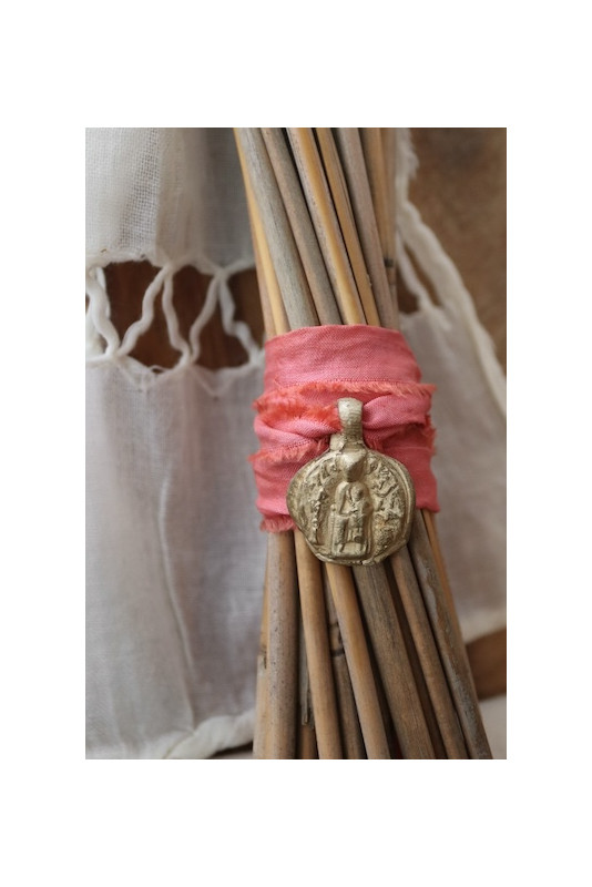 Medalla rústica de la Virgen de Nuria para ramo de novia en latón. Hecha artesanalmente en España por Sandra Bellew.