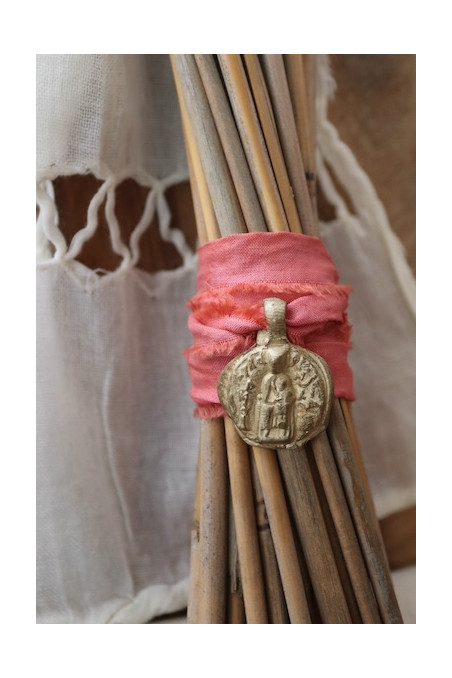 Medalla rústica de la Virgen de Nuria para ramo de novia en latón. Hecha artesanalmente en España por Sandra Bellew.