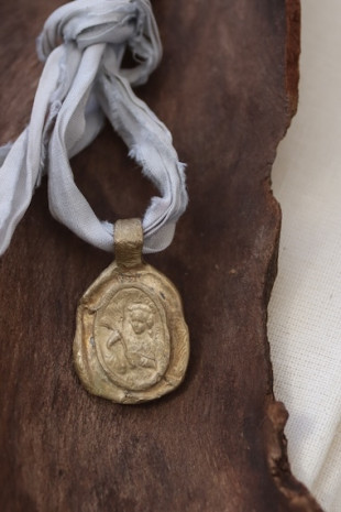 Medalla rústica de Santa Bárbara en latón. Hecha artesanalmente en España por Sandra Bellew.