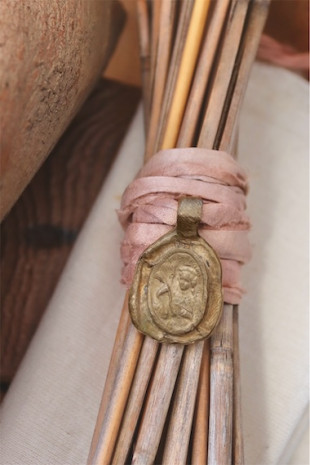 Medalla rústica de Santa Bárbara para ramo de novia en latón. Hecha artesanalmente en España por Sandra Bellew.