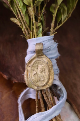 Medalla rústica de Santa Bárbara para ramo de novia en latón. Hecha artesanalmente en España por Sandra Bellew.