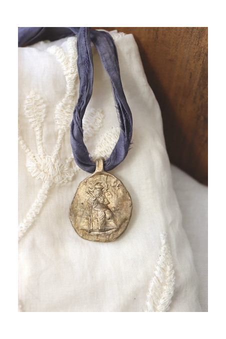 Medalla rústica de la Virgen de Guadalupe en latón. Hecha artesanalmente en España por Sandra Bellew.