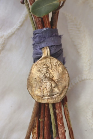 Medalla rústica de la Virgen de Guadalupe para ramo en latón. Hecha artesanalmente en España por Sandra Bellew.