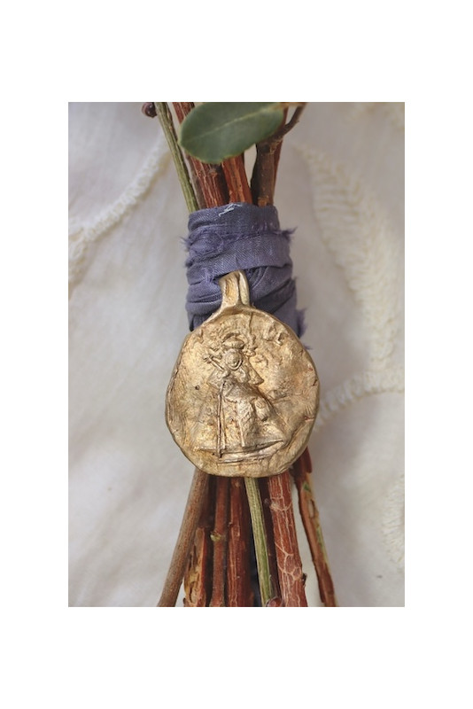 Medalla rústica de la Virgen de Guadalupe para ramo en latón. Hecha artesanalmente en España por Sandra Bellew.