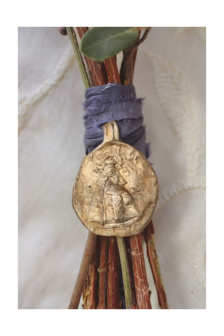 Medalla rústica de la Virgen de Guadalupe para ramo en latón. Hecha artesanalmente en España por Sandra Bellew.