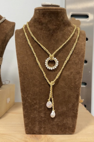 Aro de perlas con cordón dorado. Hecho en España por Sandra Bellew.