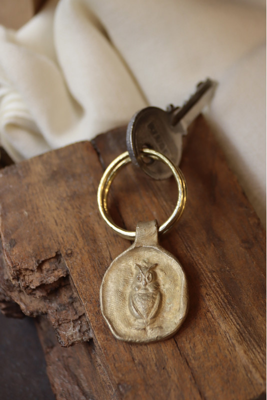 Llavero rústico con imagen de un búho en latón. Hecho artesanalmente en España por Sandra Bellew.