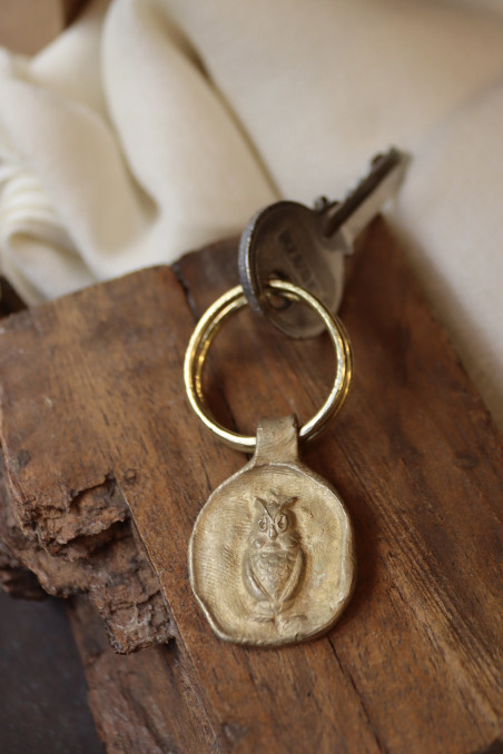 Llavero rústico con imagen de un búho en latón. Hecho artesanalmente en España por Sandra Bellew.