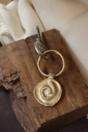 Llavero rústico con imagen de una espiral en latón. Hecho artesanalmente en España por Sandra Bellew.