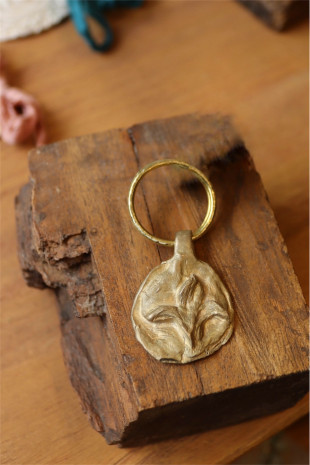 Llavero rústico con imagen de flor de lis en latón. Hecho artesanalmente en España por Sandra Bellew.