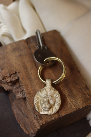 Llavero rústico con imagen de flor de león en latón. Hecho artesanalmente en España por Sandra Bellew.