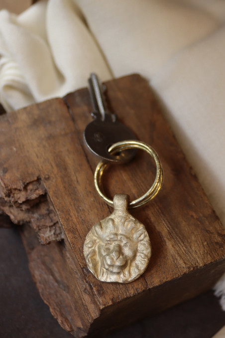 Llavero rústico con imagen de flor de león en latón. Hecho artesanalmente en España por Sandra Bellew.