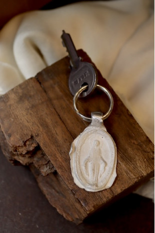 Llavero rústico de la Virgen Milagrosa en plata. Hecho artesanalmente en España por Sandra Bellew.