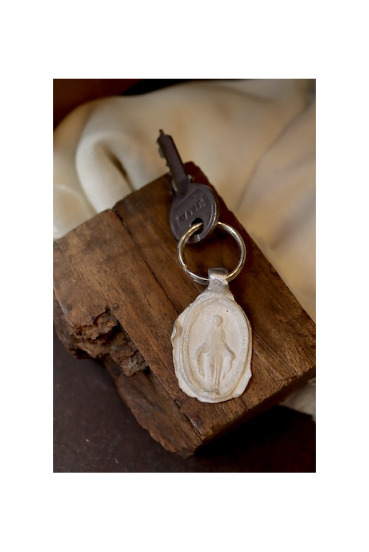 Llavero rústico de la Virgen Milagrosa en plata. Hecho artesanalmente en España por Sandra Bellew.