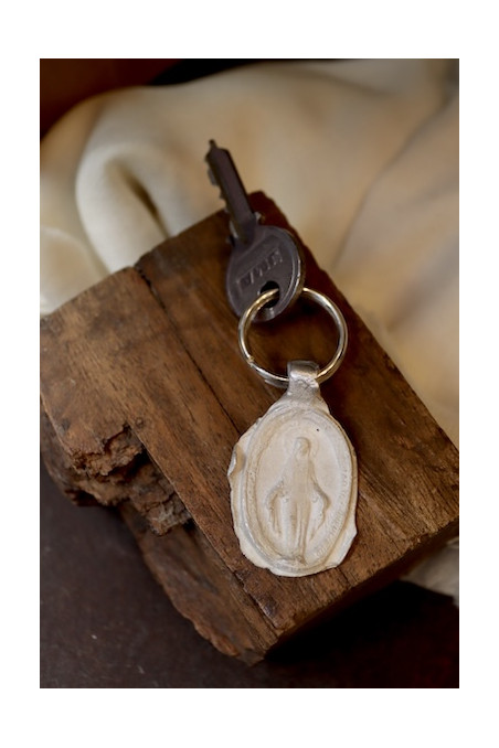 Llavero rústico de la Virgen Milagrosa en plata. Hecho artesanalmente en España por Sandra Bellew.