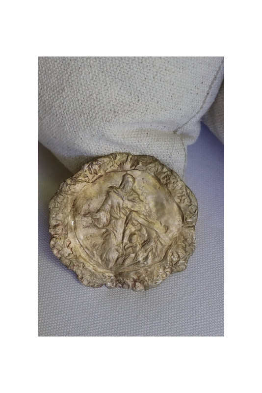 Medallón rústico de la Sagrada Familia de Gaudí en latón. Hecho artesanalmente en España por Sandra Bellew.