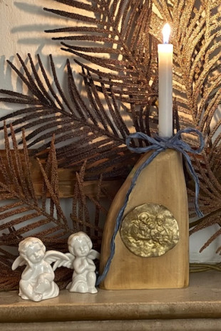 Candelabro de madera de tilo con medallón de la Sagrada Familia en latón. Hecho artesanalmente en España por Sandra Bellew.