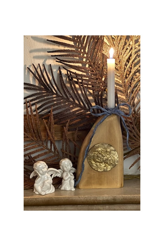 Candelabro de madera de tilo con medallón de la Sagrada Familia en latón. Hecho artesanalmente en España por Sandra Bellew.