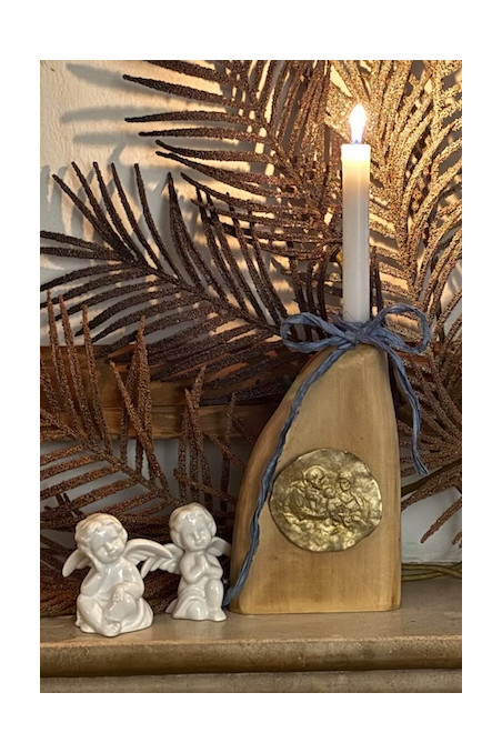 Candelabro de madera de tilo con medallón de la Sagrada Familia en latón. Hecho artesanalmente en España por Sandra Bellew.