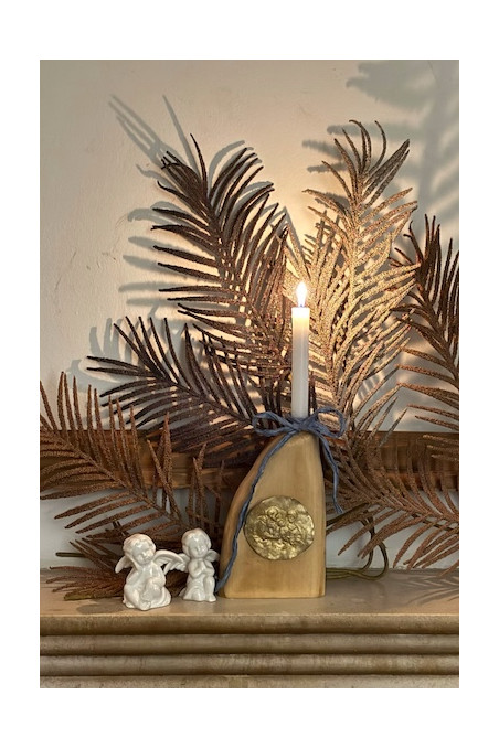 Candelabro de madera de tilo con medallón de la Sagrada Familia en latón. Hecho artesanalmente en España por Sandra Bellew.