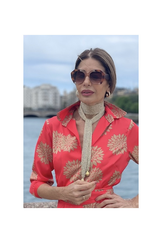 Malla tejida con hilo en tono dorado, plateado o negro rematada con adorno de latón