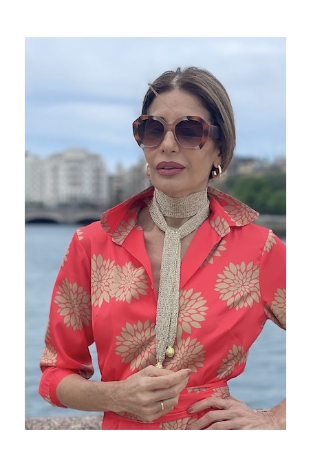 Malla tejida con hilo en tono dorado, plateado o negro rematada con adorno de latón