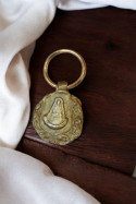 Llavero rústico de la Virgen del Rocío en latón. Hecho artesanalmente en España por Sandra Bellew.