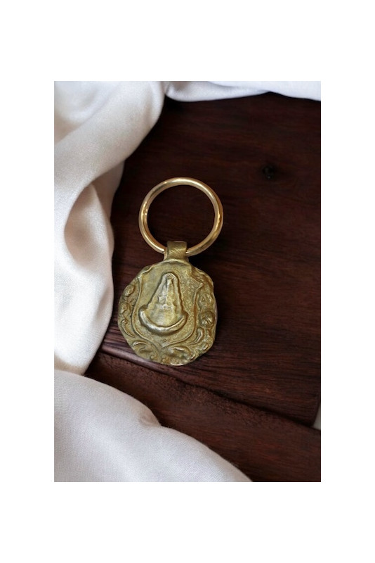 Llavero rústico de la Virgen del Rocío en latón. Hecho artesanalmente en España por Sandra Bellew.