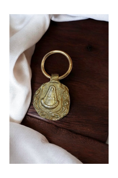 Llavero rústico de la Virgen del Rocío en latón. Hecho artesanalmente en España por Sandra Bellew.