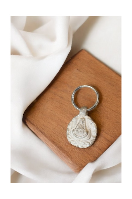 Llavero rústico de la Virgen del Rocío en plata. Hecho artesanalmente en España por Sandra Bellew.