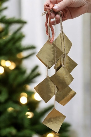 Adorno navideño en latón. Hecho artesanalmente en España por Sandra Bellew.