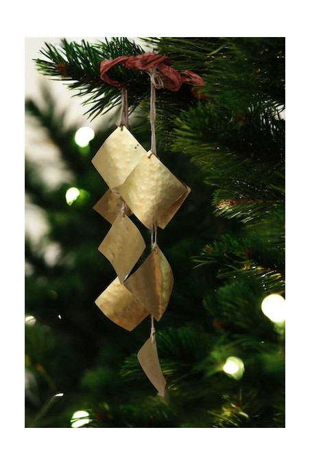 Adorno navideño en latón. Hecho artesanalmente en España por Sandra Bellew.