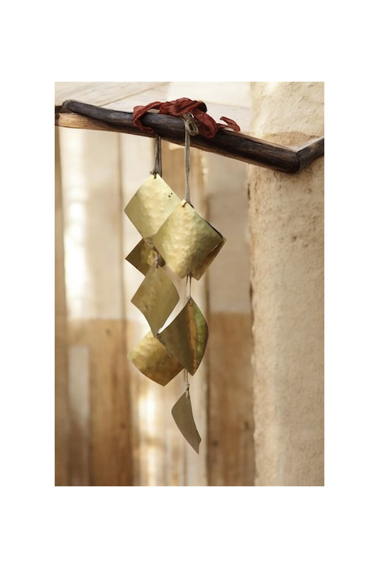 Adorno navideño en latón. Hecho artesanalmente en España por Sandra Bellew.