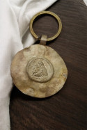 Llavero rústico de San Antonio en latón. Hecho artesanalmente en España por Sandra Bellew.